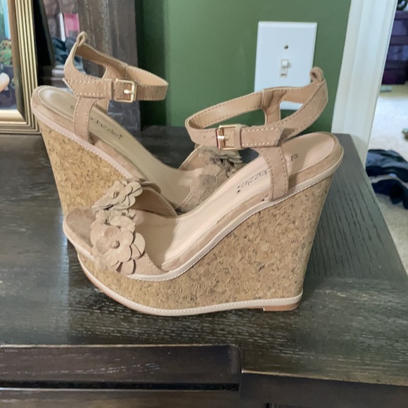 Shoe dazzle brand new cork wedges never worn - Picture 3 of 4